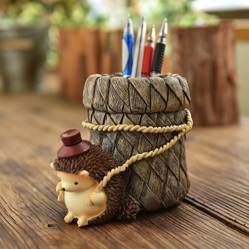 DJIWJDCDA Cartoon Little Hedgehog Resin Pen Holder